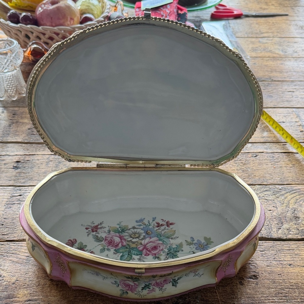 Vintage Large Andrea by Sadek Decorative Jewelry Box with Romantic Scene - Picture 5 of 14